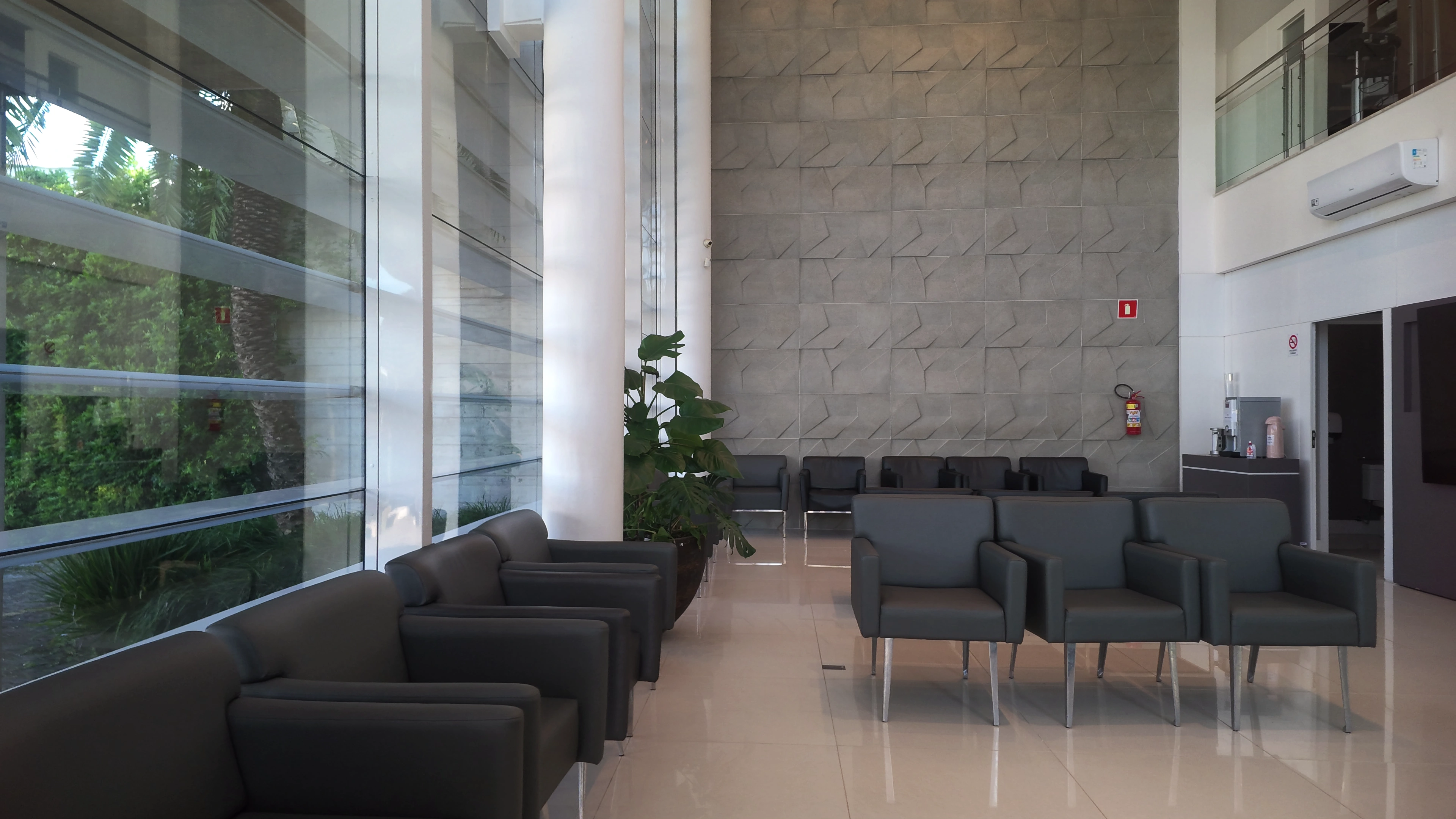 Vista ampla dos assentos e das janelas da sala de espera da Oftalmoklinik